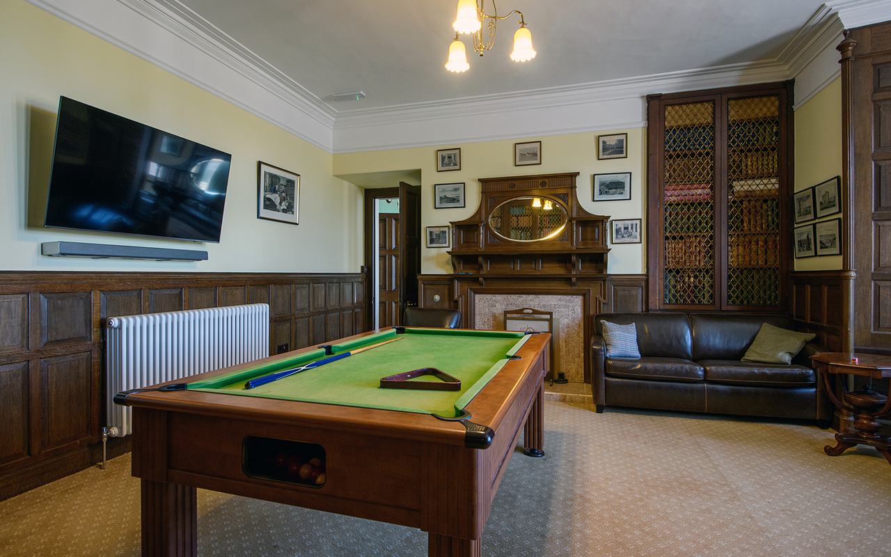 Pool and TV at Sandside House